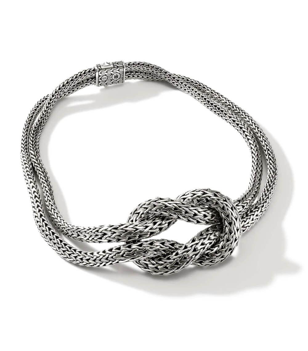 Collar de plata trenzada con diseño de nudo, ideal para ocasiones especiales o uso diario, que combina elegancia y modernidad.